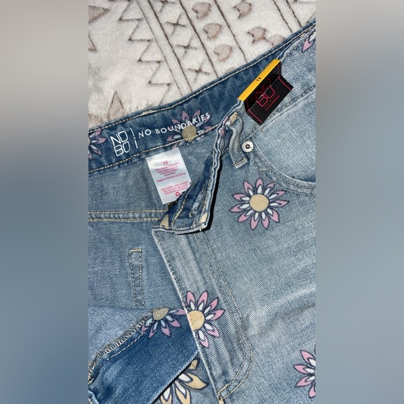 Light Wash Raw Hem Denim Jean Shorts with Flower Design Size 13 NWT - Picture 3 of 3